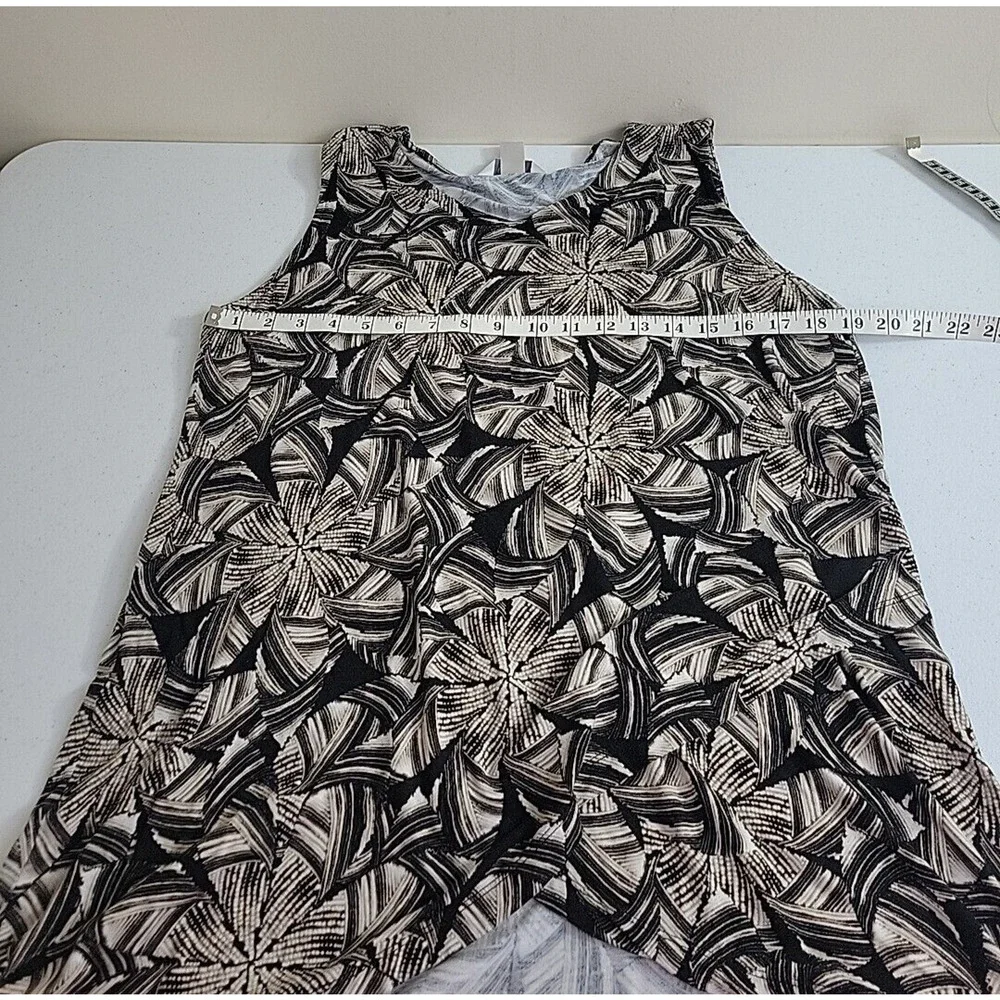 CJ Banks Black Geometric V-Neck Criss Cross Hem Sleeveless Top Size X (14W)‎